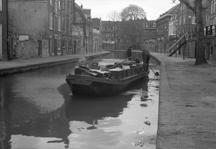 67925 Afbeelding van de vuilnisboot in de Oudegracht te Utrecht ter hoogte van de St.-Martinuskerk (Oudegracht 401); ...